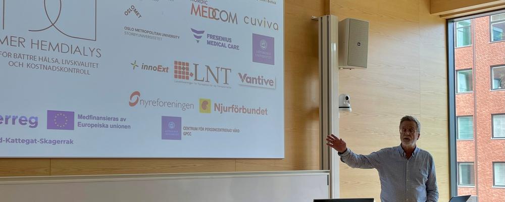 projektledaren föreläser i konferenslokal 