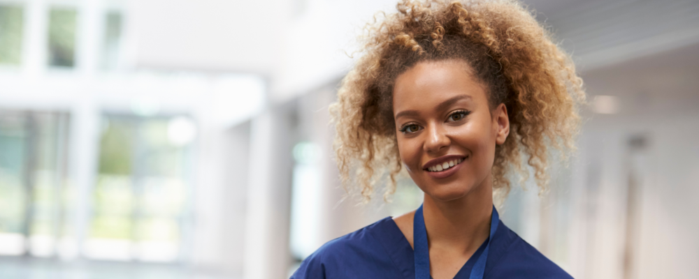 två sjusksköterskor vid en dialysapparat