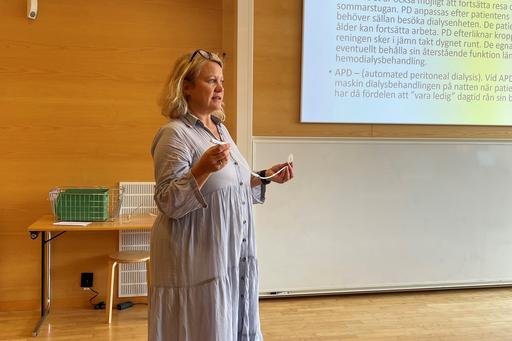 Linda Afsenius står och föreläser 